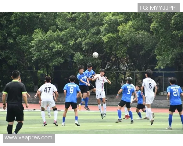 在音乐的旋律中奔跑足球场上尽情释放青春活力